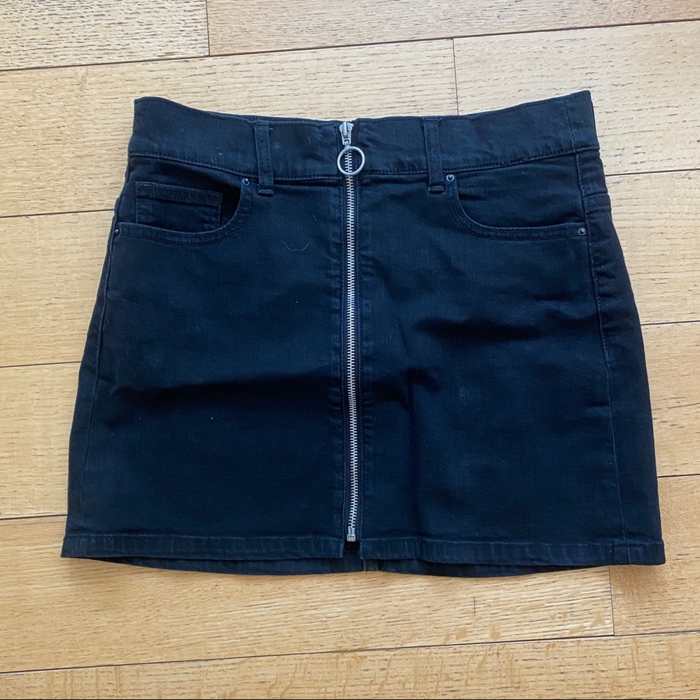Sneak peak black skirt like new condition silver zipper down front